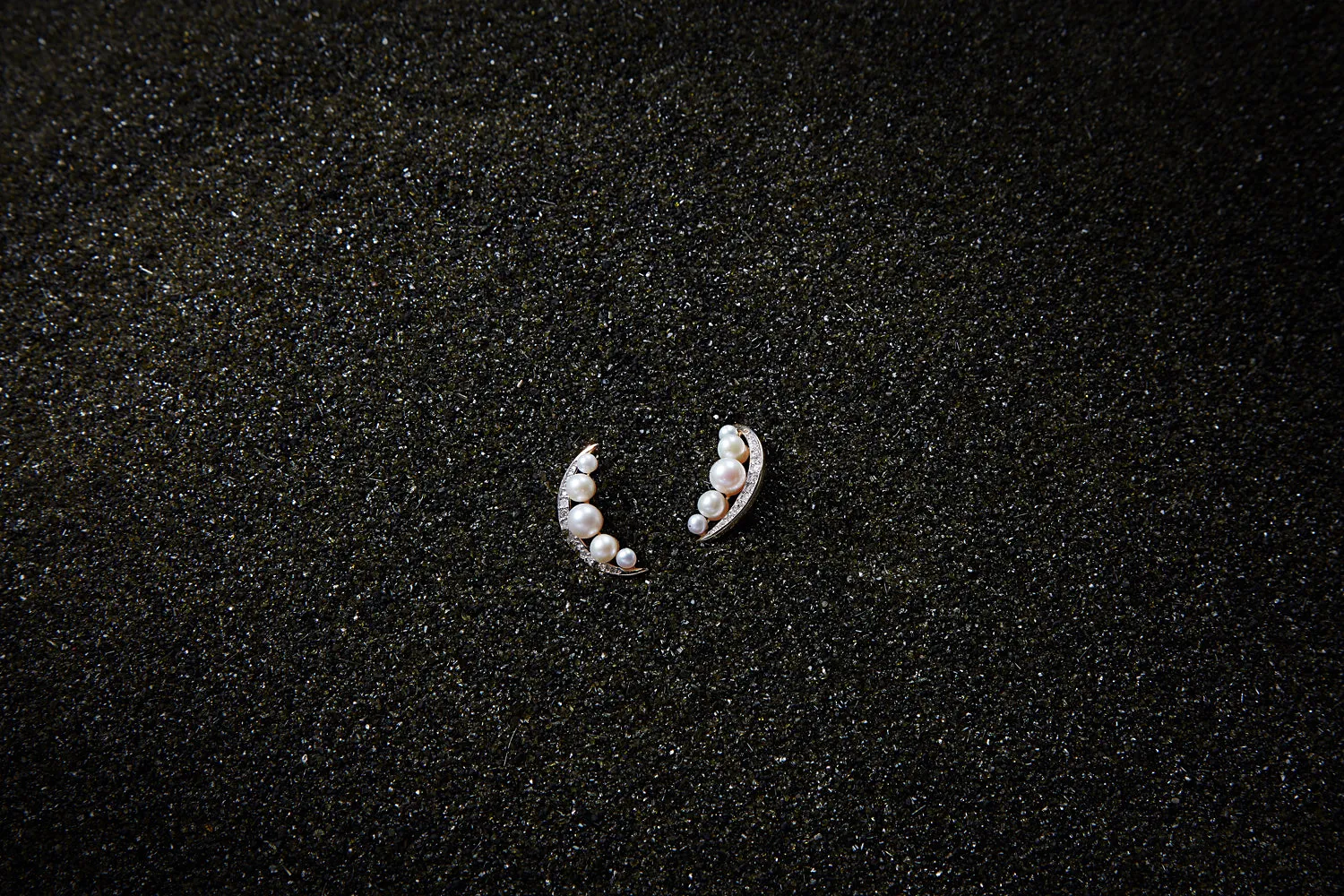14kt Gold Pearl Crescent Moon Earring - Image 3