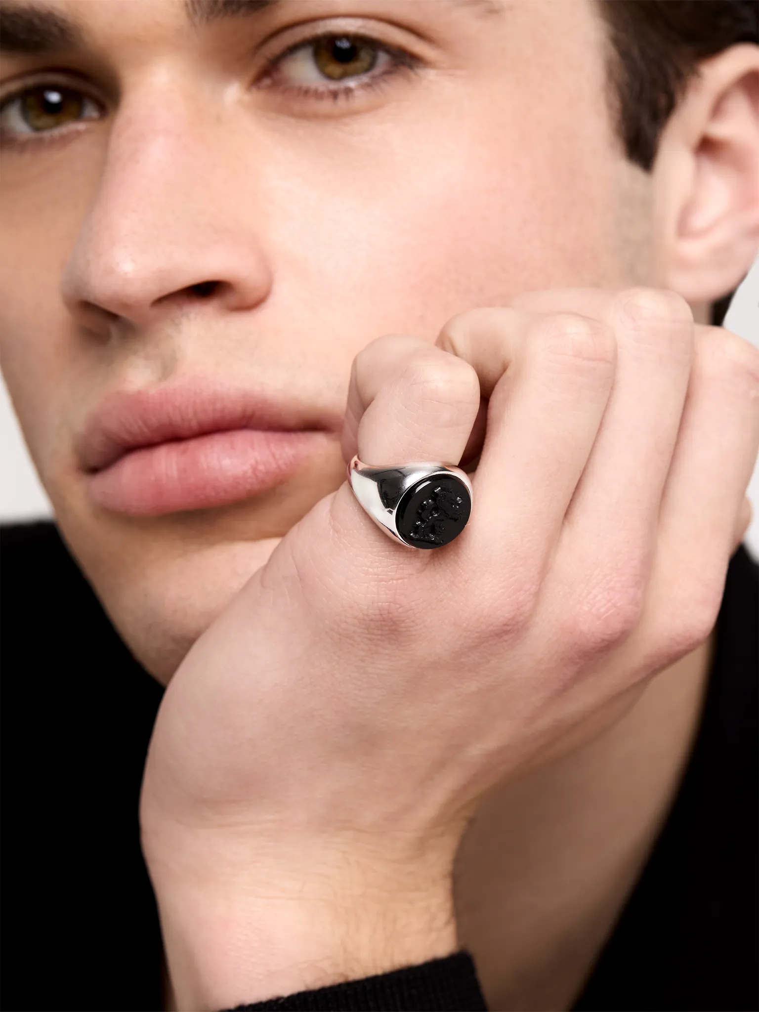 Carved Lion Onyx Ring - Image 3